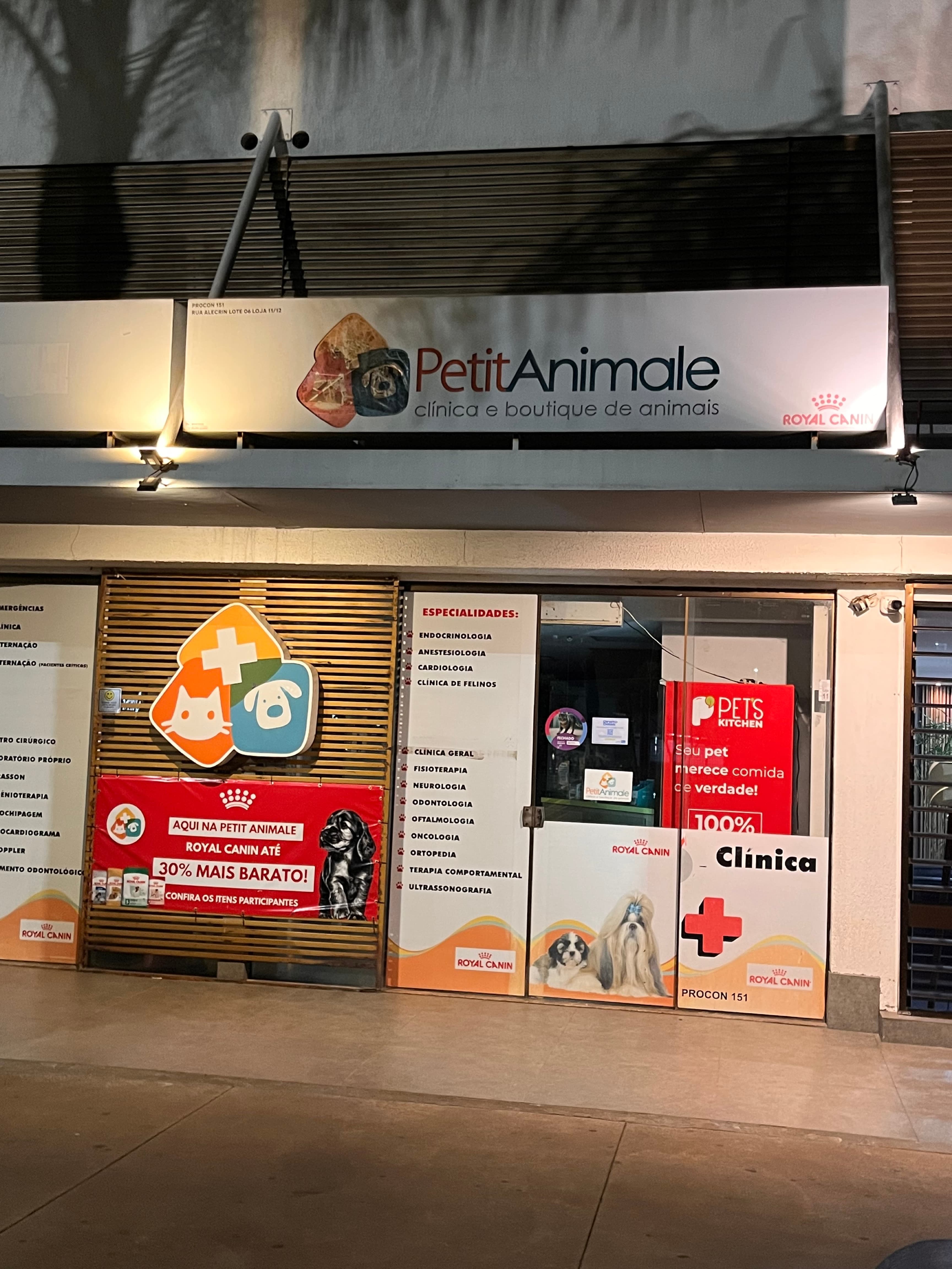 Fachada iluminada da clinica veterinaria Petit Animale